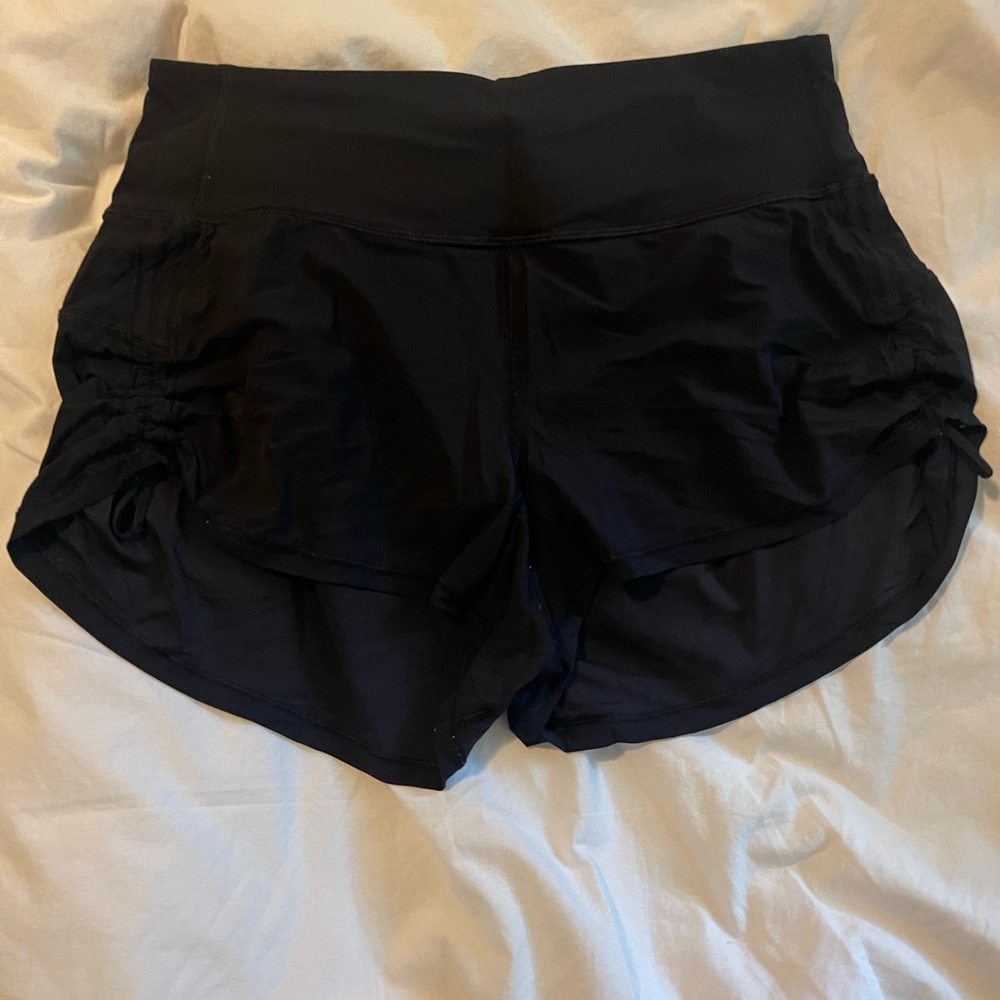 Lululemon side scrunched shorts! (sides adjustable) size 6!